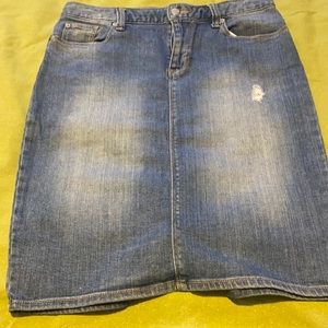 Gap Woman Ripped Jeans Skirt   (Used But In Great Condition) Size 2/26
